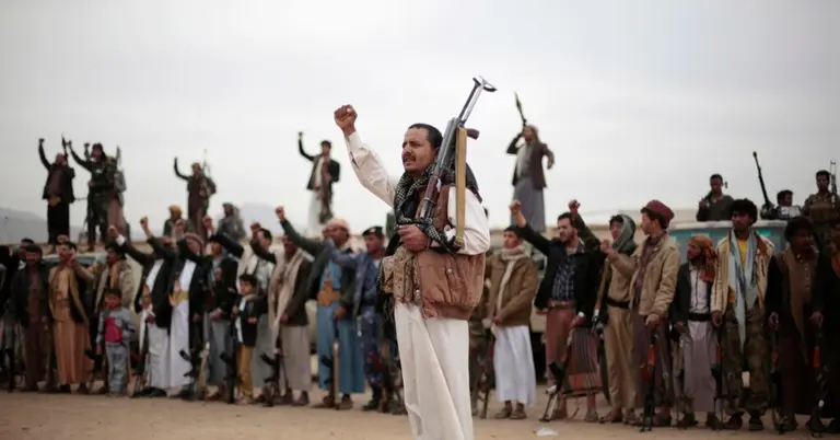 ইয়েমেনের সানায় হুতি বিদ্রোহী যোদ্ধারা অস্ত্র হাতে স্লোগান দিচ্ছে